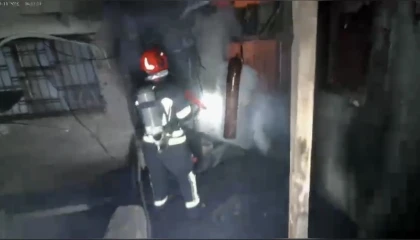 Osmaniyede iki katlı ahşap binadaki yangın söndürüldü