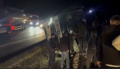 Osmaniyede yolcu otobüsü devrildi: Yaralılar var