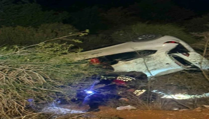 Otomobil devrildi: Sürücü halat yardımıyla kurtarıldı