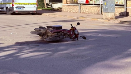 Otomobil ile çarpışan motosikletin sürücüsü ağır yaralandı