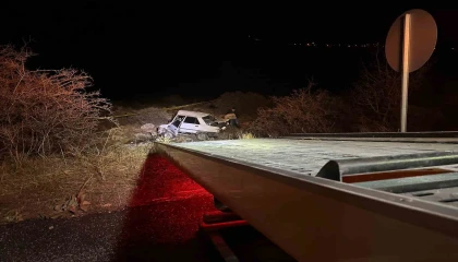 Otomobil kayalıklara çarptı: 1 ölü, 1 yaralı