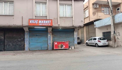 Otomobil markete daldı: 4 yaralı