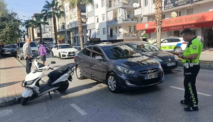 Otomobilin sağından geçmek isterken aynı yöne dönmek isteyen otomobile çarptı