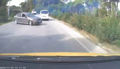 Otomobilin, ticari taksiye çarpma anı araç kamerasına yansıdı: 2 yaralı