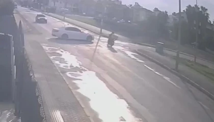 Otomobille çarpışan motokuryenin ağır yaralandığı kaza güvenlik kamerasına yansıdı