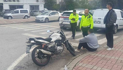 Otomobille çarpışan motosikletli tedaviyi kabul etmedi