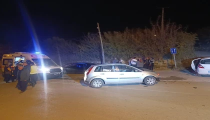 Otomobiller çarpıştı: 3 yaralı