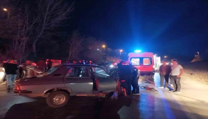 Otomobiller kafa kafaya çarpıştı: 7 yaralı