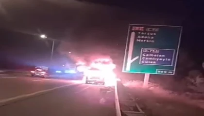 Otoyolda yanan otomobil kullanılamaz hale geldi