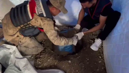 Pes dedirten uyanıklık, uyuşturucu bulunan kovayı deprem çadırının içerisinde toprağa gömdü