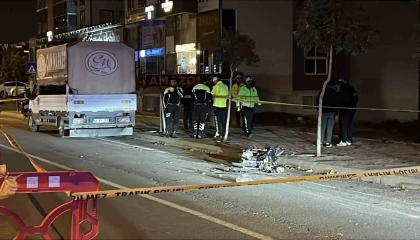 Polisten kaçan motosiklet, park halindeki kamyonete çarptı: 1 ölü 1 yaralı