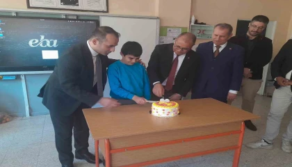 Protokolden ilkokul öğrencisi Şenere doğum günü sürprizi