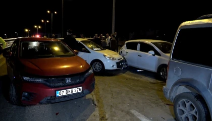 Refüje çarpan araç zincirleme kazaya sebep oldu: 1 yaralı