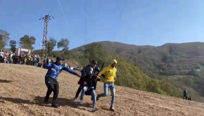 Renkli festivalde kısa süreli korku: Paraşütçü kayaya çarptı