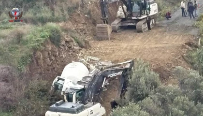 Samandağda beton mikseri yol kenarına devrildi