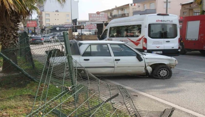 Serikte yoldan çıkan otomobil bariyerlere çarparak durabildi
