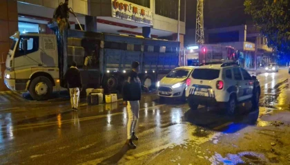 Seyir halindeki kamyonun kasası alev aldı