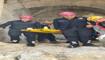 Tarihi kaleye çıkarken ayağı kırıldı, sedyeyle 1 kilometre taşınarak hastaneye kaldırıldı