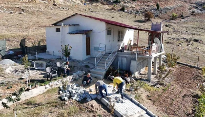 Tarsusta engelli bireyin güvenliği için parke çalışması yapıldı