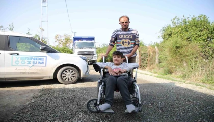 Tekerlekli sandalyesiyle rahat gezebilmesi için sokak asfaltlandı