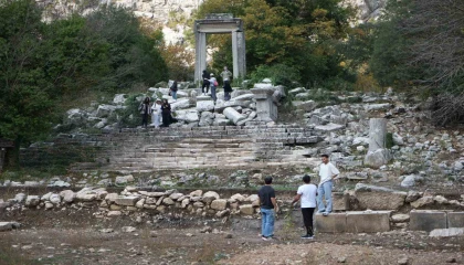 Termessosta ilk kazıda dans eden kadınlar mezarı, Antiochisin anıt mezarı ve figürlü lahit parçaları ortaya çıkarıldı