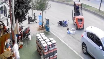 Ters şeritten gelen forklift baba ve çocuklarına çarptı