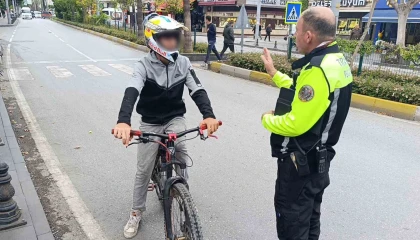 Trafik polisinden trafiği tehlikeye düşüren bisikletliye nasihat: Bisiklete ceza yazılmaz diye düşünmeyin