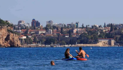 Türkiyede karla mücadele başlarken, Antalyada deniz mevsimi devam ediyor