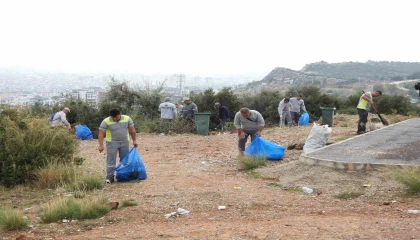 Üç hafta önce 60 çuval çöp toplanan caddeden bu sefer 80 çuval çöp çıktı