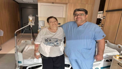 Yaşlı kadın omurga kırığı ameliyatı sorası yeniden yürümeye başladı