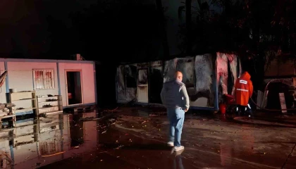 Yıldırım yangına sebep oldu konteyner küle döndü