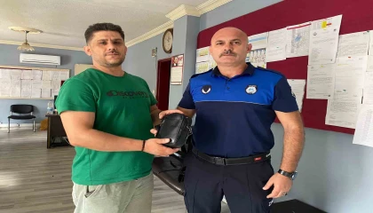 Zabıta ekiplerinin devriye atarken yerde buldukları çanta sahibine teslim edildi