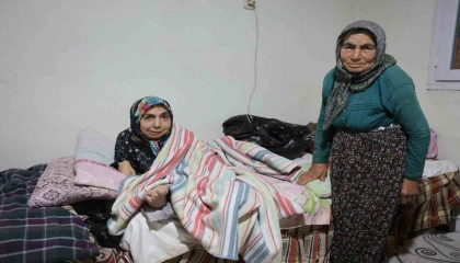 80 yaşındaki anne, 61 yaşındaki bedensel engelli kızına ömrünü adadı