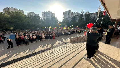 Adanada aynı anda kanseri yenip okula dönen iki öğrenci, balonlarla karşılandı
