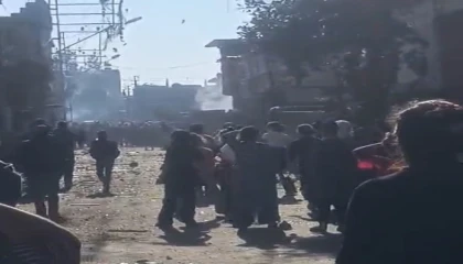 Adanada bir mahalle taş, şişe ve sopalarla birbirine girdi