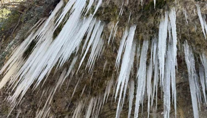 Adanada buz sarkıtları oluştu