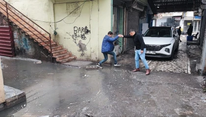 Adanada esnaf kanalizasyon sorununun bir türlü çözülmemesine tepkili