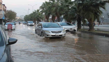 Adanada patlayan içme suyu borusu sokakları göle çevirdi