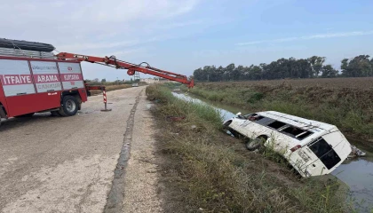 Adanada tarım işçileri taşıyan servis kanala düştü: 18 yaralı
