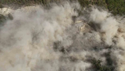 Adanada yol yapım mücadelesi, patlama anı film sahnesini aratmadı