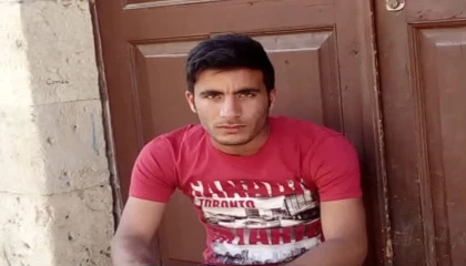 Ağabeyi geri manevra yaparken kamyonun altında kalan genç hayatını kaybetti