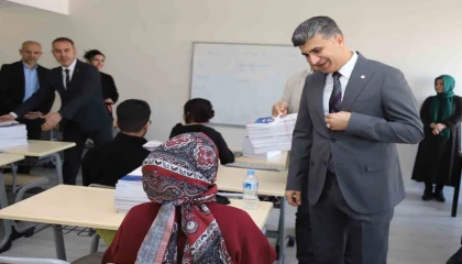 Akdeniz Belediyesinden gençlere kaynak kitap desteği