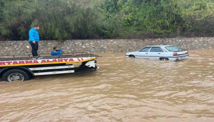 Alanya-Antalya karayolunda araçlar mahsur kaldı