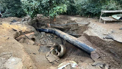 Alanyada DSİye ait sulama borusu patladı, park halindeki otomobil suyla birlikte portakal bahçesine sürüklendi