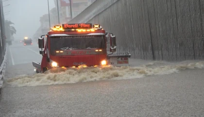 Alanyada sağanak yağış trafiği felç etti