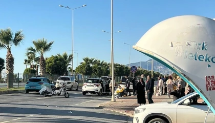 Alanyada üç tekerlekli motosiklet ile otomobil çarpıştı: 2 ölü, 1 ağır yaralı