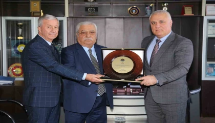 Alanyanın vergi rekortmenlerine plaket