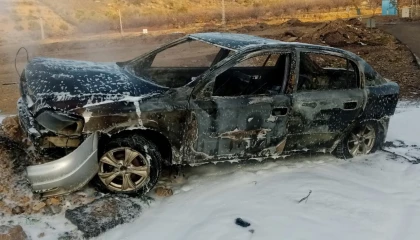 Alev alev yanan otomobil hurdaya döndü