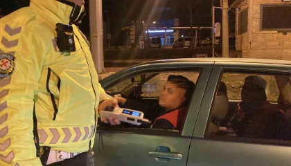 Alkollü otomobil kullanan gencin ehliyetine 6 ay el konuldu