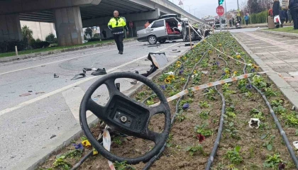 Ambulansa yol verme kazasında ortalık savaş alanına döndü, kaza anı güvenlik kamerasına yansıdı
